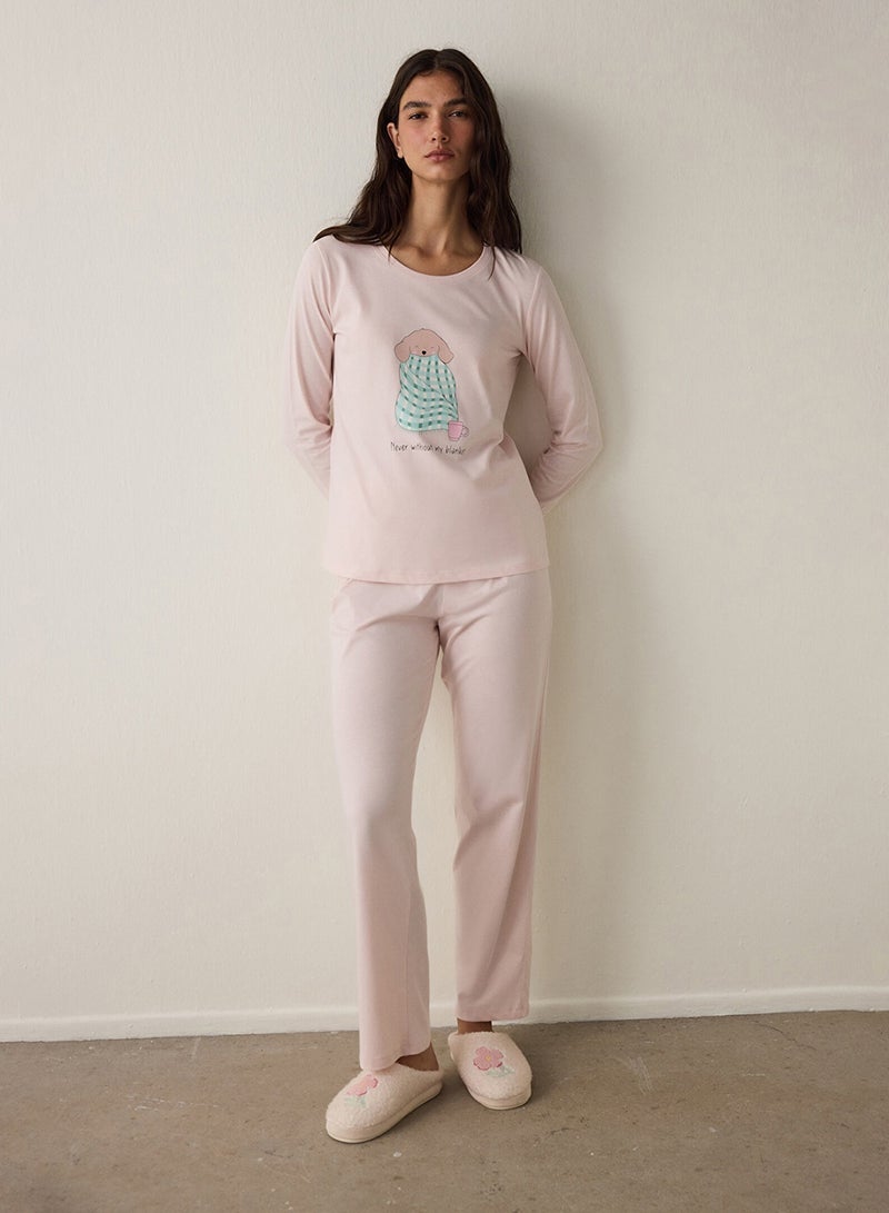 بنتي طقم بيجامة بأكمام طويلة وياقة دائرية مطبوع عليه شعار بطانية - Image 1